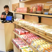 多くの和菓子が並ぶ移動販売車の店内