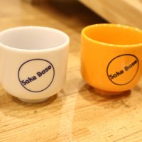 「ＳａｋｅＢａｓｅ」のロゴをあしらった杯