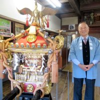 浅子周慶製作の神輿と峰崎進さん
