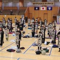 真剣表情で筆走らす　小中高生１７１人書き初め　市原