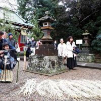豊凶占いやぶさめ　「わかと」ら１０人矢放つ　君津・菅原神社