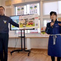 地域活性化に関するアイデアを語る事業者（右）と小湊鉄道の石川社長＝市原市