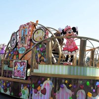 ギャラリーをイメージしたフロートではミニーマウスらがツアーガイドに扮した＝１４日、浦安市の東京ディズニーランド