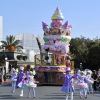 ヴァネロペが乗った「お菓子の城」をイメージしたフロート＝１４日、浦安市の東京ディズニーランド