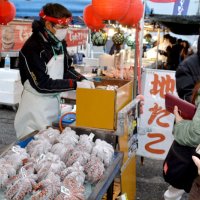 各事業者がそれぞれ旬の味を並べた