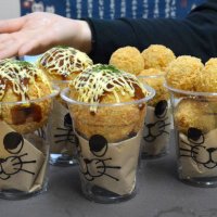 お好みソースとマヨネーズがかかった「ばくだんコロッケ」と「ばくだんコロッケ・ミニ」
