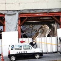 崩落事故から一夜が明けた現場＝１０日午後１時半ごろ、千葉市中央区富士見１