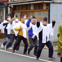 弥勒踊りを披露する住民