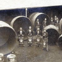 １９４０年ごろの味噌蔵前の様子。木桶は長いもので１００年以上使われ、終戦前には穴を掘って埋めるアイデアが飛び出していた（ヤマニ味噌提供）
