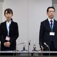 記者会見で説明する冨塚教育長（左）ら＝２２日、千葉県庁
