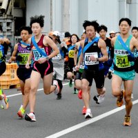 ２６チーム力走たすきつなぐ　勝浦鳴海駅伝