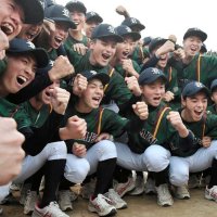 春夏通じて初の甲子園となる選抜大会出場を決め喜ぶ千葉黎明の選手たち＝２４日午後、八街市