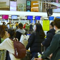 国際線の利用客が行き交う成田空港の出発ロビー＝昨年１２月、成田市
