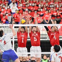 洛南との１回戦第１セット、ブロックに跳ぶ習志野の選手たち＝東京体育館