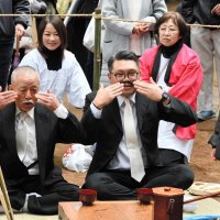 【動画あり】ひげをなでて「もう一杯」　伝統奇祭、境内に笑顔　香取・側高神社