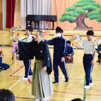 全校生徒が能楽堪能　古典に理解「貴重な体験」　長柄中