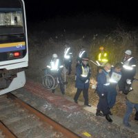 大地震、脱線への備え確認　乗客避難、ドローン捜索も　千葉県警、ＪＲなど深夜訓練　山武市の成東駅で