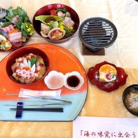 館山炙り海鮮丼の２０２５年度バージョン。写真は「たてやま温泉　千里の風」で提供されるメニュー＝館山市