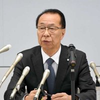 会見で質問に答える勝山教育長＝４日、市川市役所