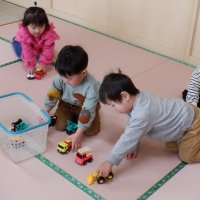 ピンク色の畳、房南こども園に寄贈　館山のオサダ