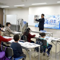 新聞記事の書き方を教わる子ども記者＝船橋市