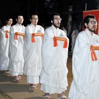 １００日間の過酷な修行を終え、瑞門を出た荒行僧たち＝１０日午前６時過ぎ、市川市