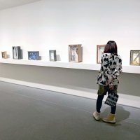 米国の芸術家、ジョゼフ・コーネルの作品が展示されている会場
