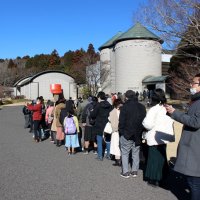 佐倉市で最後の展覧会初日。開館を待つ人たちで入口付近に行列ができた＝８日、佐倉市坂戸