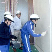 塗装業者ＮＰＯ　体育館塗り直し　東金中、生徒も汗