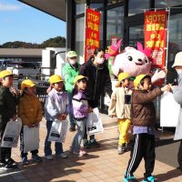 詐欺防止チョコで啓発　君津で園児らキャンペーン