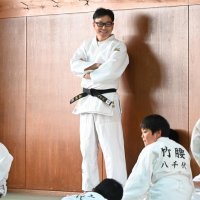 稽古中、笑顔を見せる佳之さん
