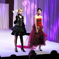 卒業制作まといポーズ　市川、和洋女子大でショー