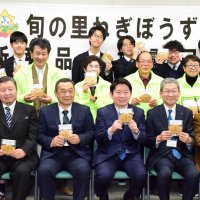 「ほんのう絵馬クッキー」を手にするお披露目会の参加者＝茂原市役所