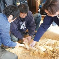 協力しながら大蛇の体の部分を製作する住民＝８日、匝瑳市