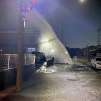 大網白里の住宅街で水噴出　未明に高さ１０メートル、地中の水道管破損か　窓ガラス壊れる