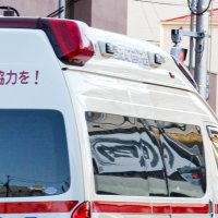 「人が挟まれている」旭の養豚場で男性死亡　作業中か、トラックと斜面の間に挟まれる