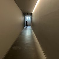 「ロスコ・ルーム」への通路。間接照明と外光を使い、照度を下げている。