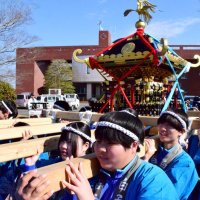 みこし担ぎ、思い出刻む　白子中３年生、卒業前に「わっしょい」
