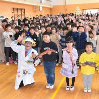 さかなクンが小学校をサプライズ訪問！　本物そっくり「おさかなぬいぐるみ」プレゼント　海の魅力身近に感じて　館山　