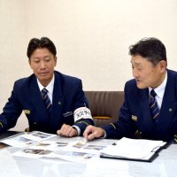 現地での消火活動について説明する織戸消防司令長（右）と湯川消防司令＝船橋市消防局