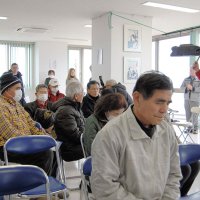 「魚鼓」の音色に合わせ、黙とうする参加者＝１１日午後２時４６分、旭市上永井の飯岡刑部岬展望館