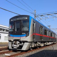 ２月にデビューした新型の３２００形＝１月、酒々井町

