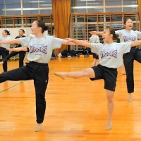 息の合ったダンスドリルの表現を見せる田代さん（手前右）ら
