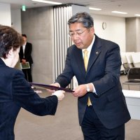 ３選内田氏に当選証書　「市民の安心安全守る」　浦安市長選