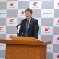 千葉事業所に硫化リチウムの大型製造設備を建設することを発表する中本専務執行役員＝市原市