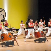 演奏会でパフォーマンスを披露する和太鼓凪＝いすみ市
