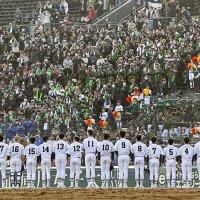 智弁和歌山に敗れ、応援席にあいさつする千葉黎明ナイン＝甲子園