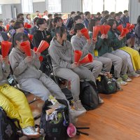 校内でメガホンを手に声援を送る千葉黎明高の生徒ら＝２１日、八街市