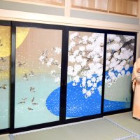 新社務所ふすま絵お披露目　地元・日本画家綿引さん制作　船橋大神宮
