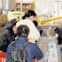 木戸泉敷地内で日本酒を楽しむ参加者ら＝２９日、いすみ市